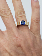 Load image into Gallery viewer, 18k Yellow Gold 1.00ct Blue Round Sapphire Solitaire Designer Ring
