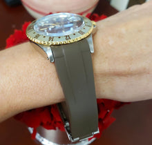 Load image into Gallery viewer, 1970 Vintage Rolex GMT-Master Steel 14k Gold Rootbeer Dot Nipple Dial 1675