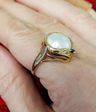 Load image into Gallery viewer, 14k Yellow Gold Round Mabe Pearl & Sapphire Ring