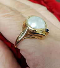 Load image into Gallery viewer, 14k Yellow Gold Round Mabe Pearl & Sapphire Ring