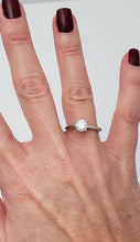 Load image into Gallery viewer, 585 14k White Gold 1.00ct Round Diamond Solitaire Engagement Ring
