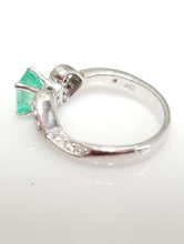 Load image into Gallery viewer, 1.00ct SPRING GREEN EMERALD &amp; DIAMOND RING in 750 18K WHITE GOLD
