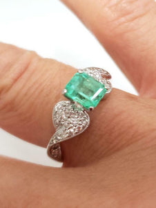 1.00ct SPRING GREEN EMERALD & DIAMOND RING in 750 18K WHITE GOLD