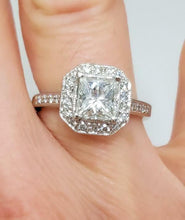 Load image into Gallery viewer, 1 1/2ct t.w. PRINCESS CUT DIAMOND ENGAGEMENT RING in PLATINUM VS2/HI
