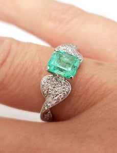 1.00ct SPRING GREEN EMERALD & DIAMOND RING in 750 18K WHITE GOLD