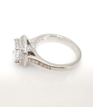 Load image into Gallery viewer, 1 1/2ct t.w. PRINCESS CUT DIAMOND ENGAGEMENT RING in PLATINUM VS2/HI
