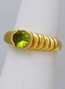 14k YELLOW GOLD RIBBED STEP BAND SOLITAIRE .75ct ROUND PERIDOT RING
