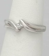 Load image into Gallery viewer, LADIES 10k WHITE GOLD 1/10ct PRINCESS CUT DIAMOND SOLITAIRE BAND RING
