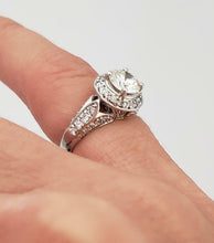 Load image into Gallery viewer, 18k WHITE GOLD 1.00ct ROUND DIAMOND VS2 HALO ENGAGEMENT RING FREE SIZING
