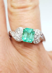 1.00ct SPRING GREEN EMERALD & DIAMOND RING in 750 18K WHITE GOLD