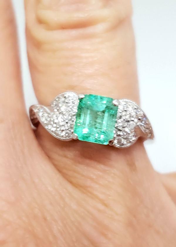 1.00ct SPRING GREEN EMERALD & DIAMOND RING in 750 18K WHITE GOLD