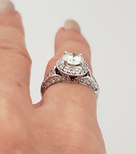 Load image into Gallery viewer, 18k WHITE GOLD 1.00ct ROUND DIAMOND VS2 HALO ENGAGEMENT RING
