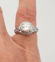 Load image into Gallery viewer, 18k WHITE GOLD 1.00ct ROUND DIAMOND VS2 HALO ENGAGEMENT RING
