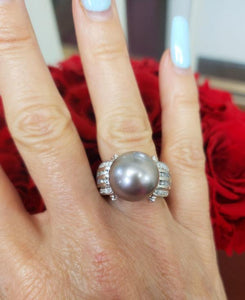 Exquisite 14k White Gold 14mm Tahitian Pearl and Diamond Ring