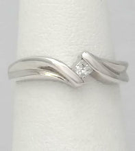 Load image into Gallery viewer, LADIES 10k WHITE GOLD 1/10ct PRINCESS CUT DIAMOND SOLITAIRE BAND RING
