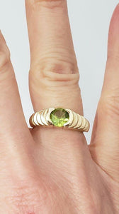 14k YELLOW GOLD RIBBED STEP BAND SOLITAIRE .75ct ROUND PERIDOT RING