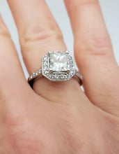 Load image into Gallery viewer, 1 1/2ct t.w. PRINCESS CUT DIAMOND ENGAGEMENT RING in PLATINUM VS2/HI
