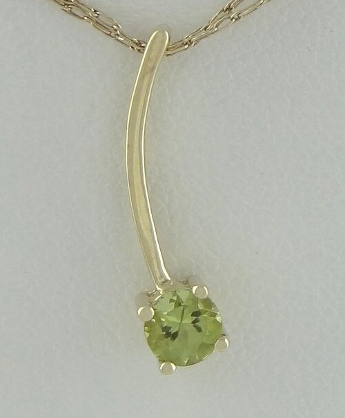 LADIES 10K YELLOW GOLD 1/4ct SYNTHETIC PERIDOT AUGUST STICK PENDANT CHARM .71